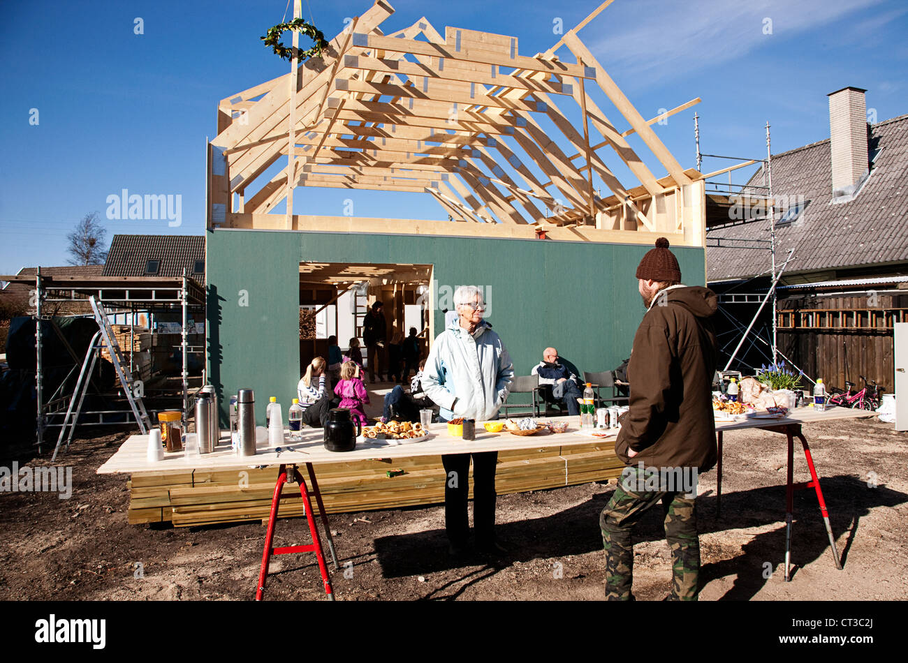 Bauarbeiter auf der Baustelle im Gespräch Stockfoto