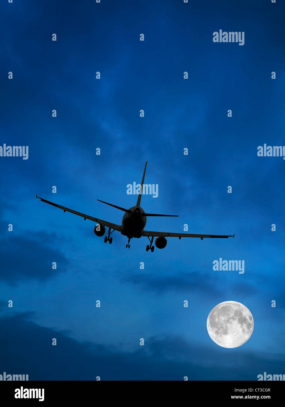 Flugzeug und Mond im blauen Himmel Stockfoto
