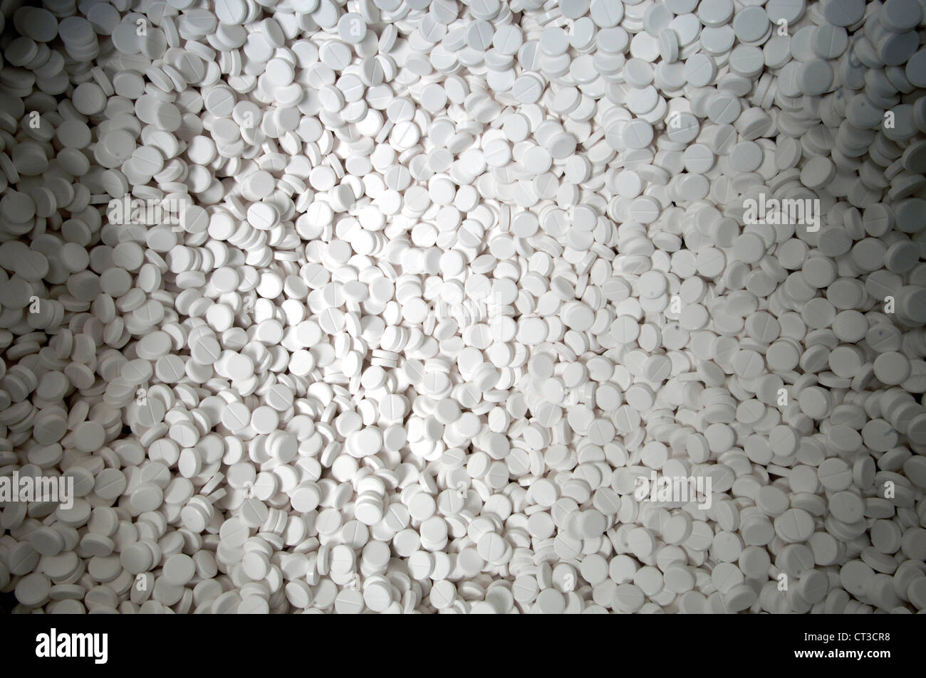 Eine große Auswahl an weißen Tabletten. Stockfoto