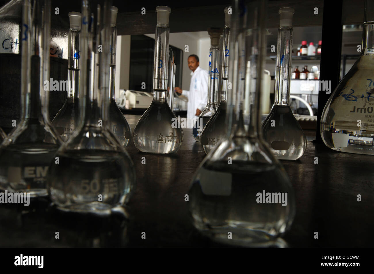Volumetrische Glaskolben, enthält eine klare Flüssigkeit im Labor einer pharmazeutischen Fabrik. Stockfoto