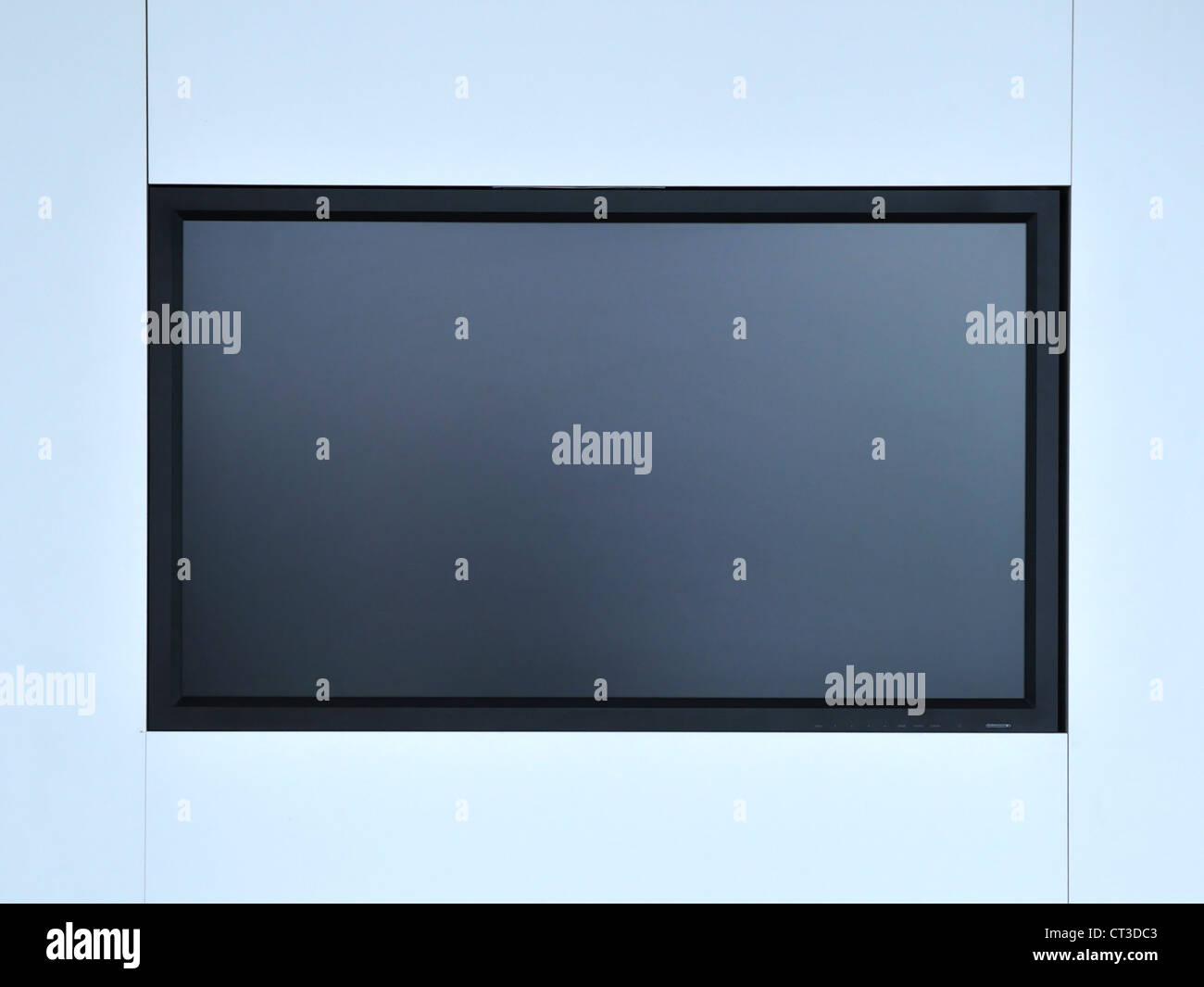 leerer Bildschirm an weißer Wand gehängt Stockfoto