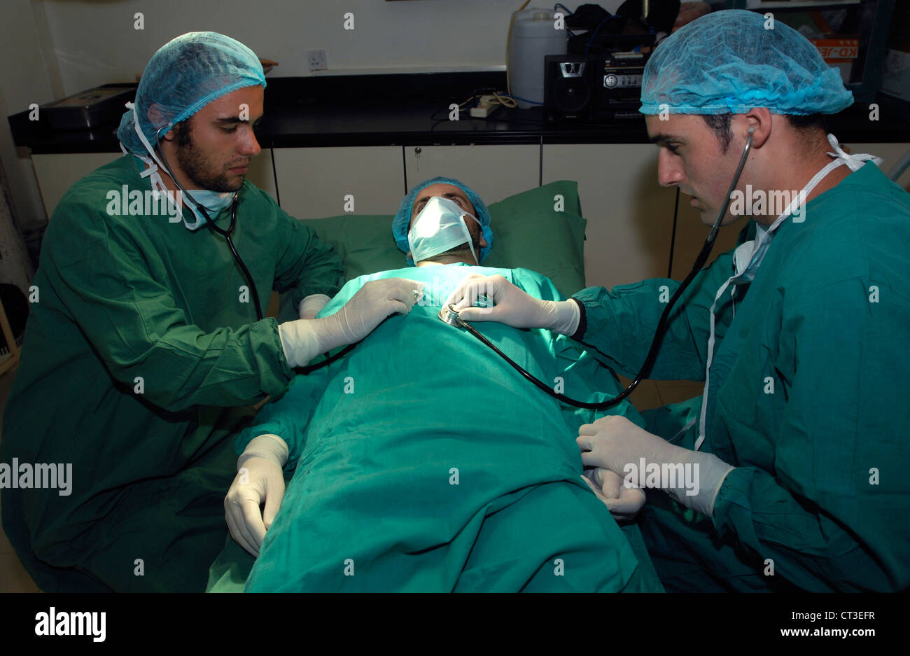 2 Ärzte, die eine andere Ärzte, die Atmung überprüfen Stockfoto