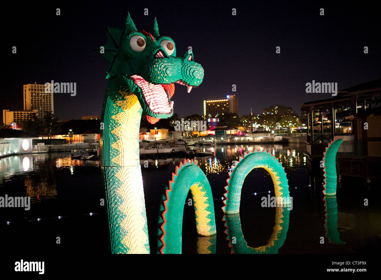 Ein großen Drachen gebildet von Lego in einem See in der Nähe von Legoland, Downtown Disney, Orlando USA Stockfoto