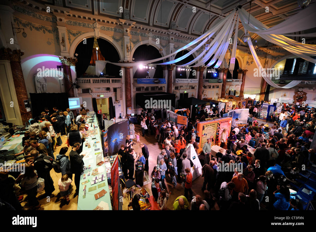 Besucher im Rathaus beim Cheltenham Science Festival UK Stockfoto