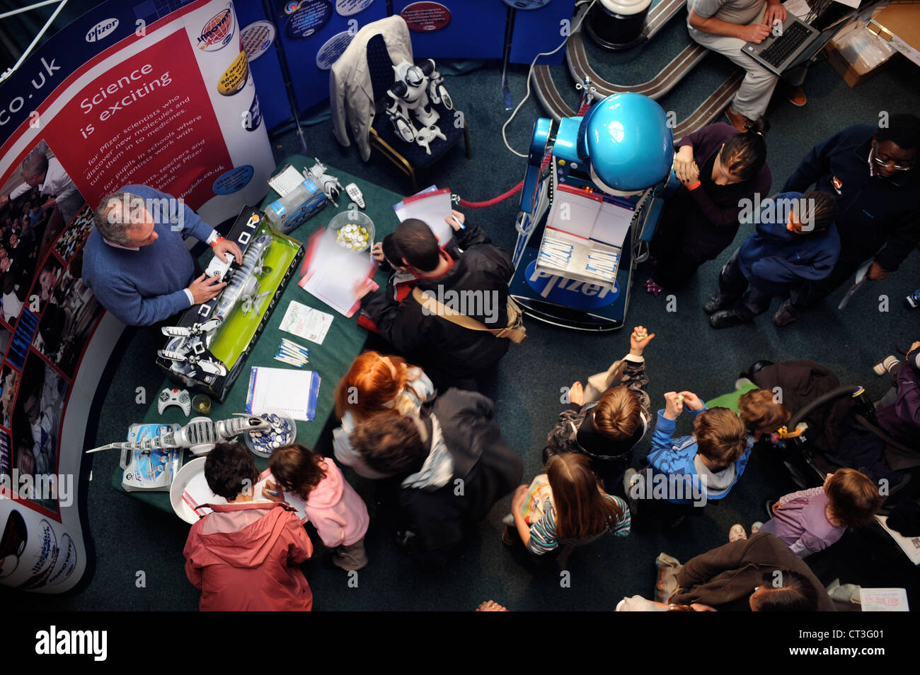 Kinder treffen einen Roboter beim Cheltenham Science Festival UK Stockfoto