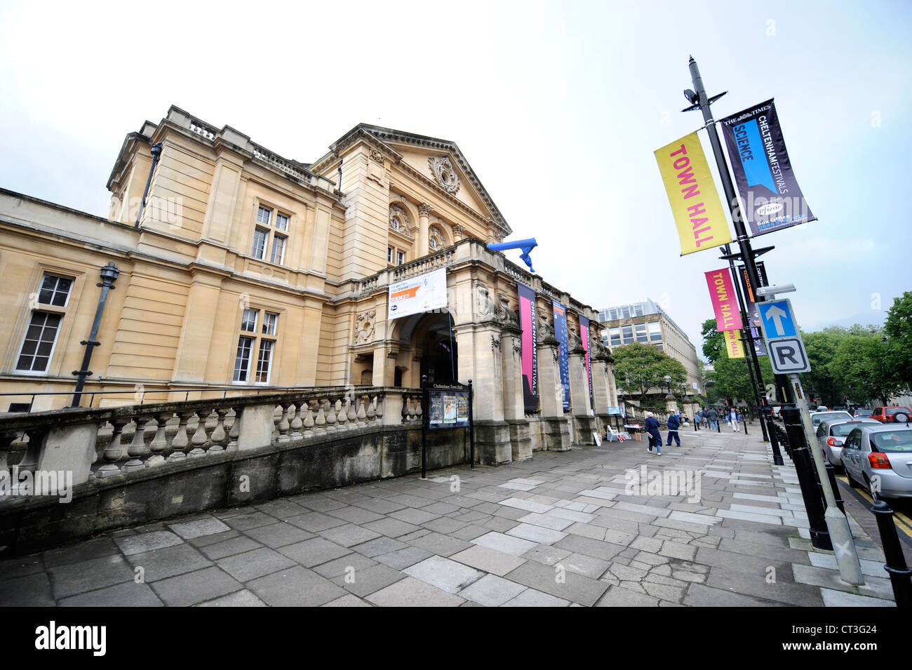 Gesamtansicht des Cheltenham Town Hall während der jährlichen Cheltenham Science Festival Stockfoto