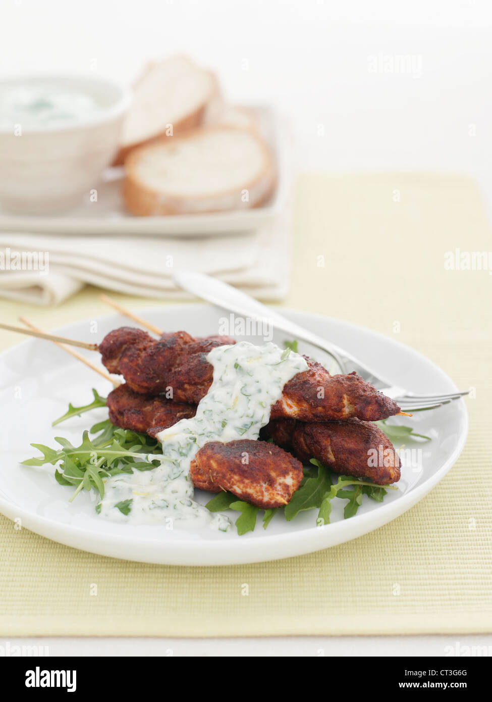 Teller mit gegrilltem Essen mit Kräutersauce Stockfoto