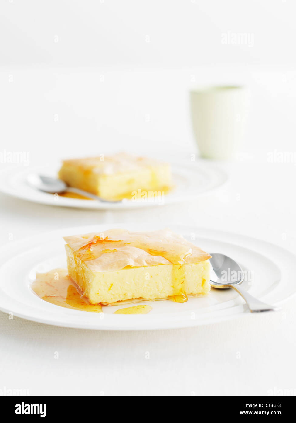 Teller mit Kuchen mit sauce Stockfoto