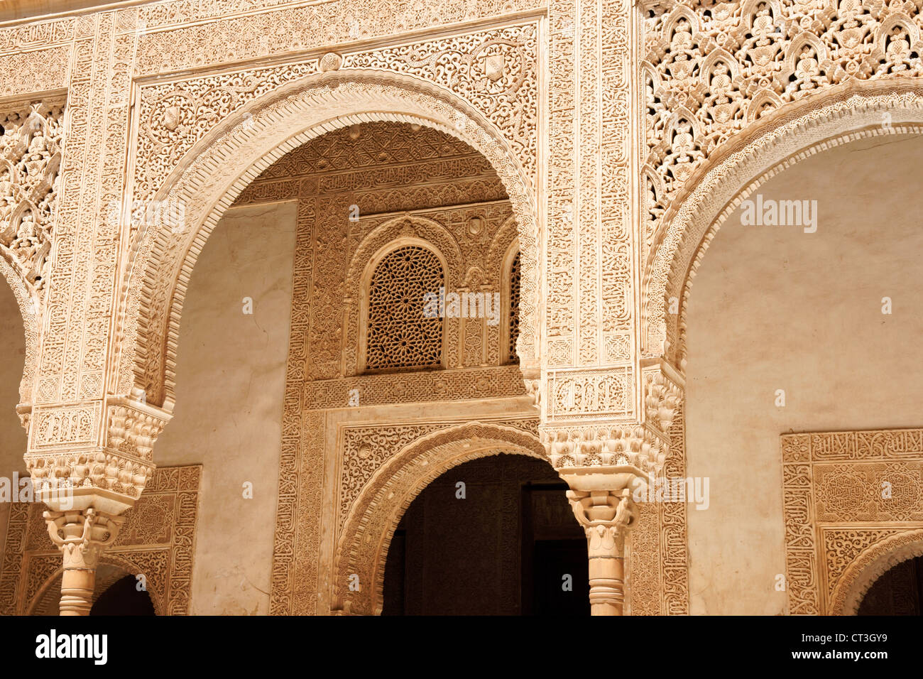 Detail der arabischen Schnitzereien von Nasridenpaläste in der Alhambra von Granada in Andalusien, Spanien Stockfoto