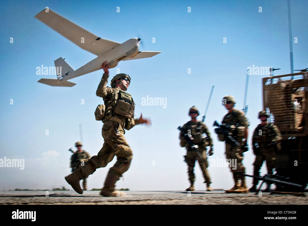 Ein Soldat der US Army mit der 82nd Airborne Division 1st Brigade Combat Team, startet ein Puma unbemannten 25. Juni 2012 in Provinz Ghazni, Afghanistan. Der Puma dient zur Aufklärung für die Truppen auf dem Boden. Stockfoto
