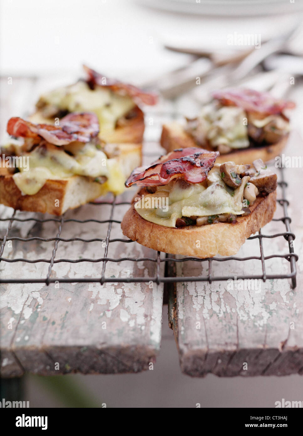 Toast mit Speck und Eiern auf Rack Stockfotografie - Alamy