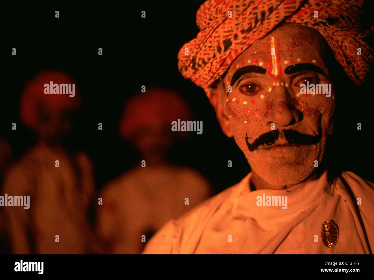 Porträt einer traditionellen Tänzerin mit bilden. Er gehört zu eine Band spielt des Kachhi Ghodi Tanzes Pferd Tanz (Indien) Stockfoto