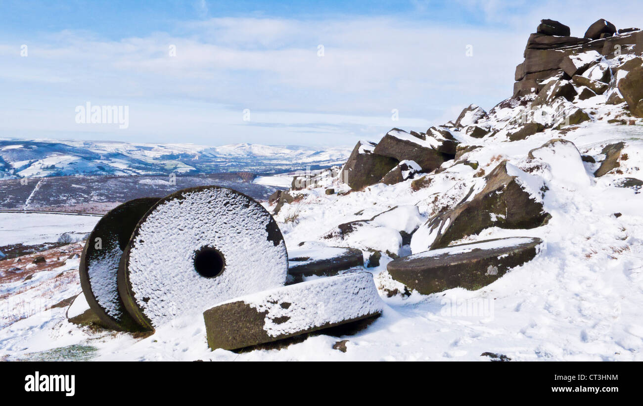 Schnee bedeckt die Wheelstones auf Stanage Edge Derbyshire Peak District Nationalpark England GB UK EU Europa Stockfoto