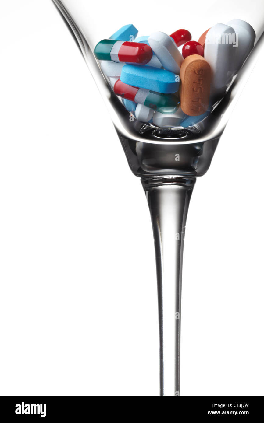Nahaufnahme von Pillen in Cocktailglas Stockfoto