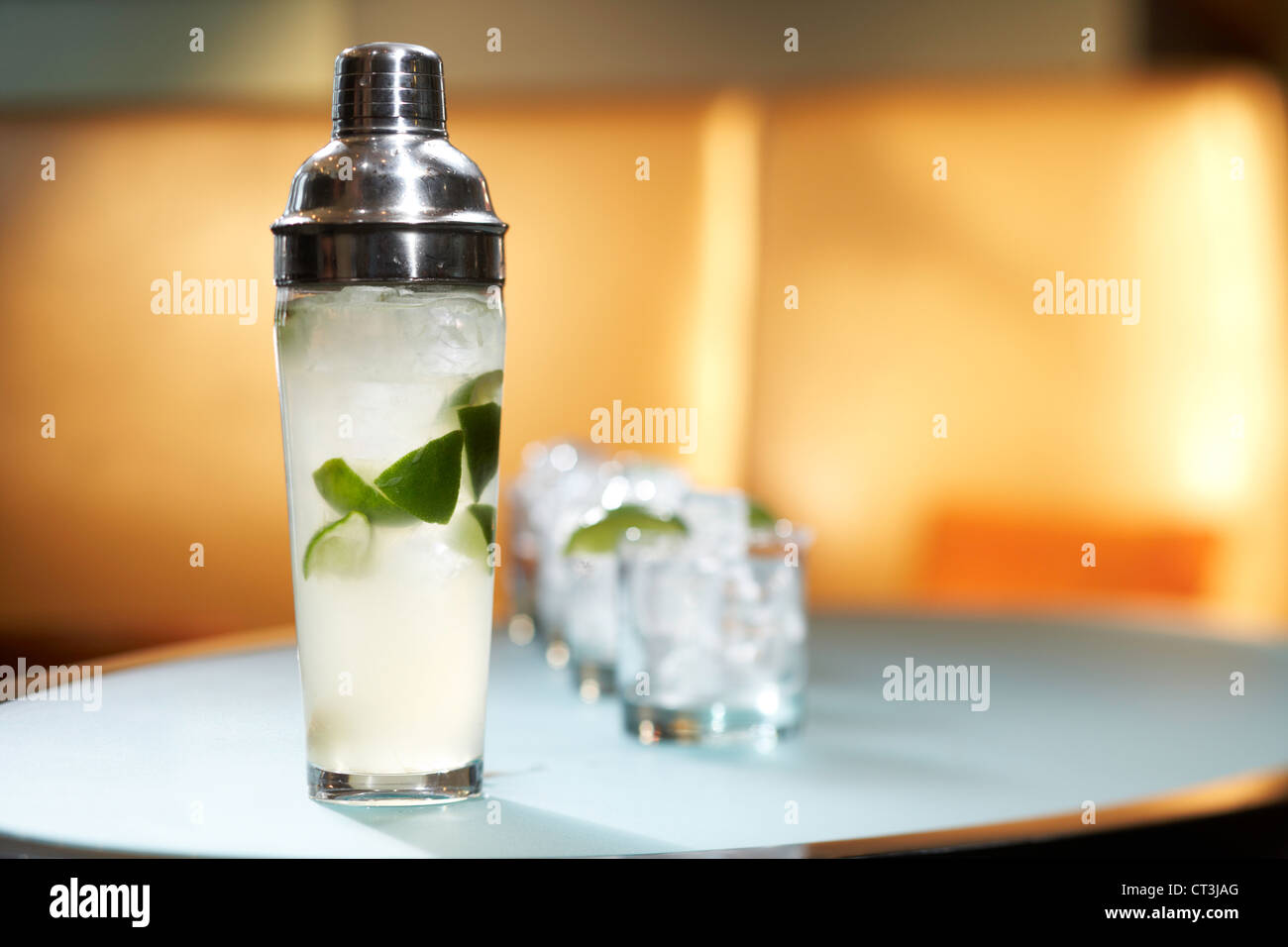 Cocktail Shaker auf Tisch Stockfoto