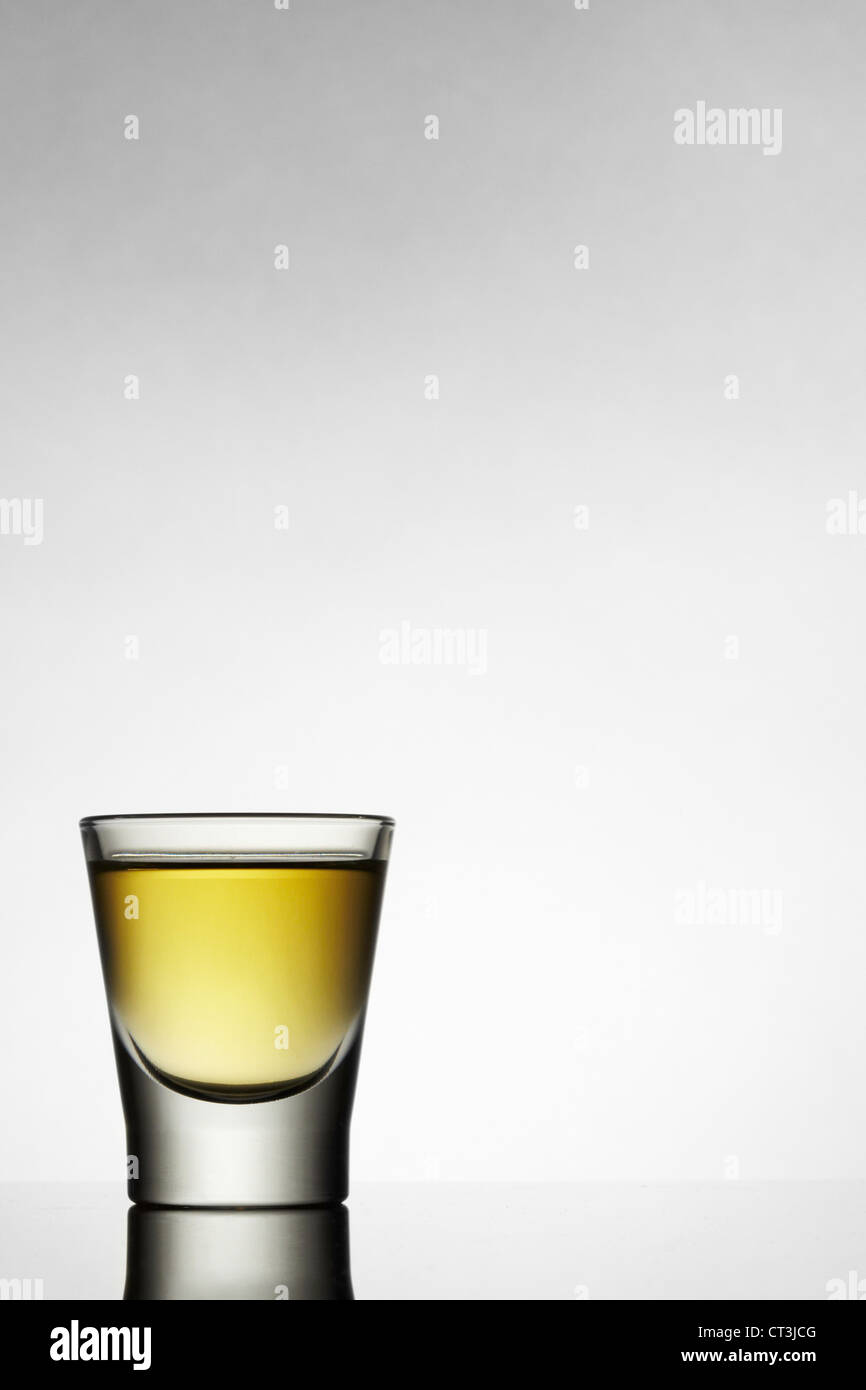 Nahaufnahme von Shot-Glas mit Flüssigkeit Stockfoto