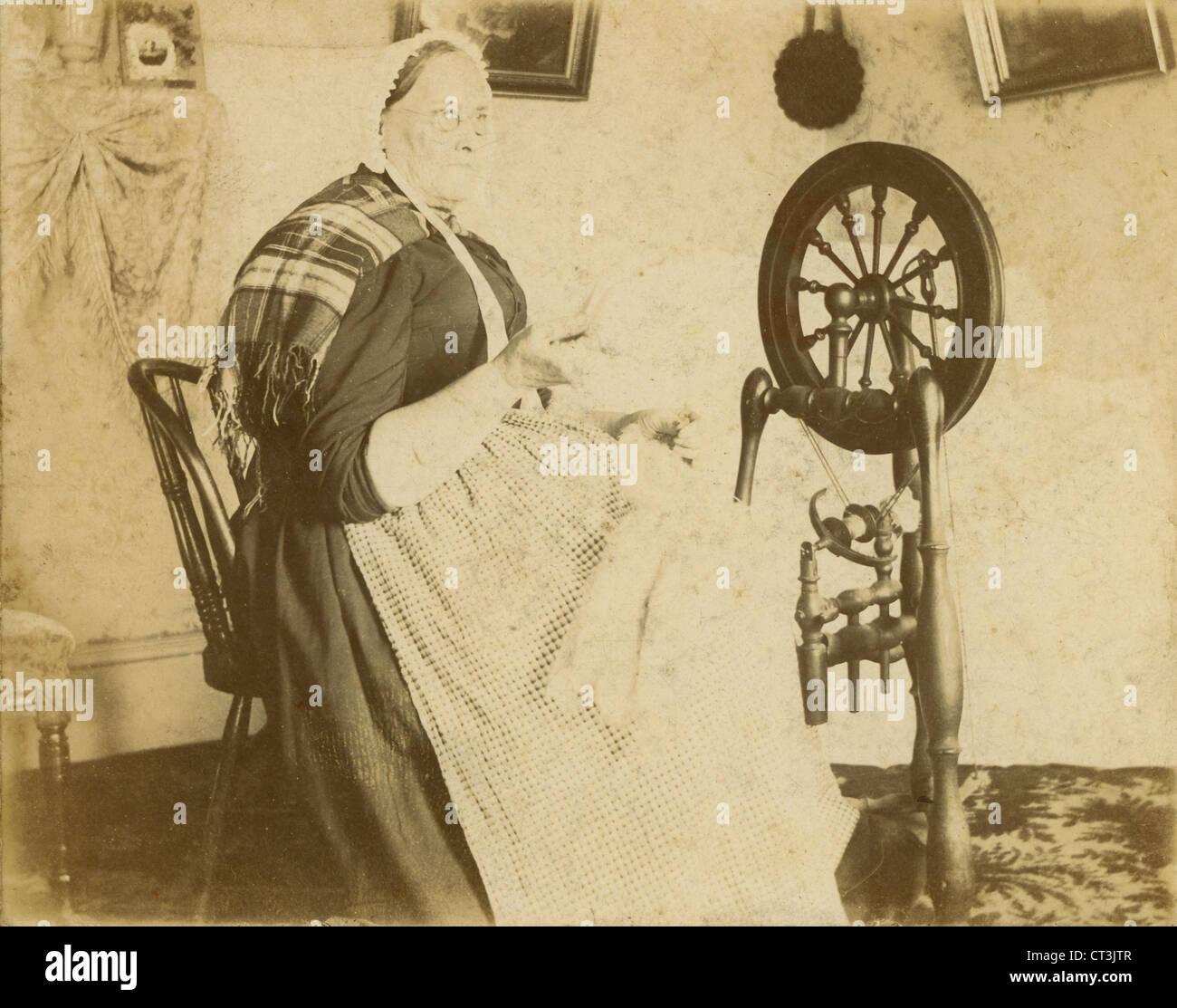 Ca. 1880 s Kabinett Karte Foto, ältere Frau arbeiten Spinnrad. Stockfoto