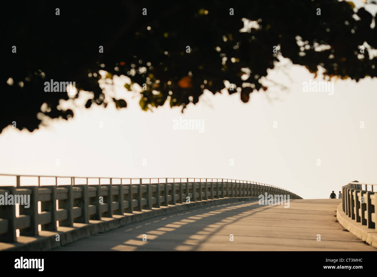 Zwei Menschen, die zu Fuß über die gebrochene alte Brücke auf Übersee highwat Stockfoto