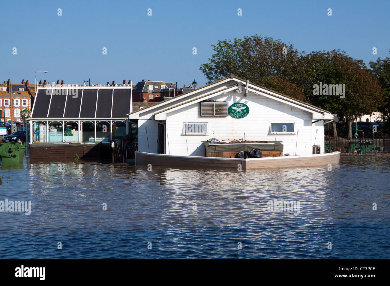 Die Gurkha alle Sie können essen Buffet-Restaurant in Radipole Bootfahren See Weymouth überflutet während der Flashflooding vom Juli 2012. Stockfoto