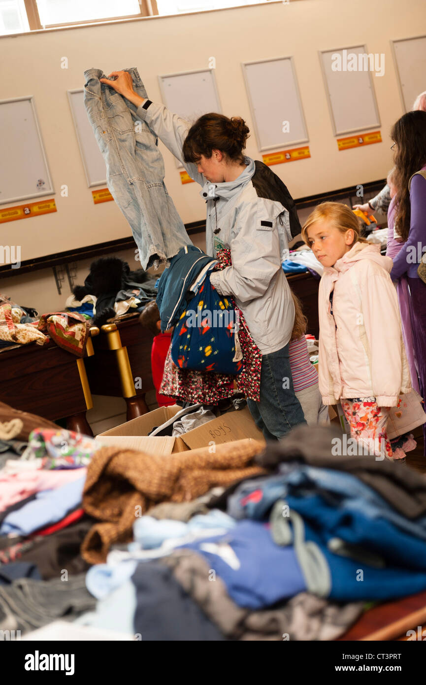 eine junge Mutter Kauf aus zweiter hand Kleidung auf einem Flohmarkt bringen und UK kaufen Stockfoto