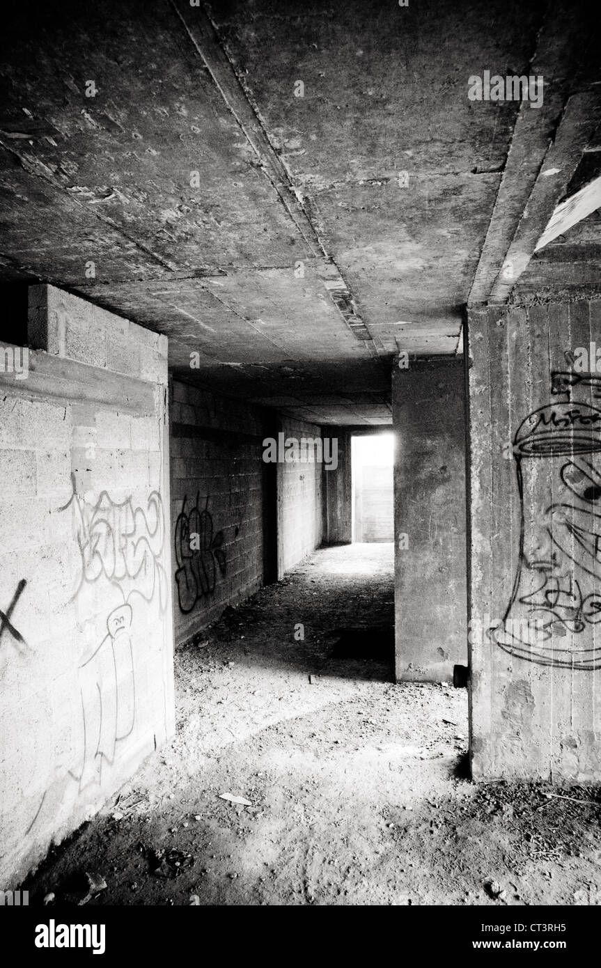 Passage mit Graffiti in den leeren verlassenen Haus Stockfoto