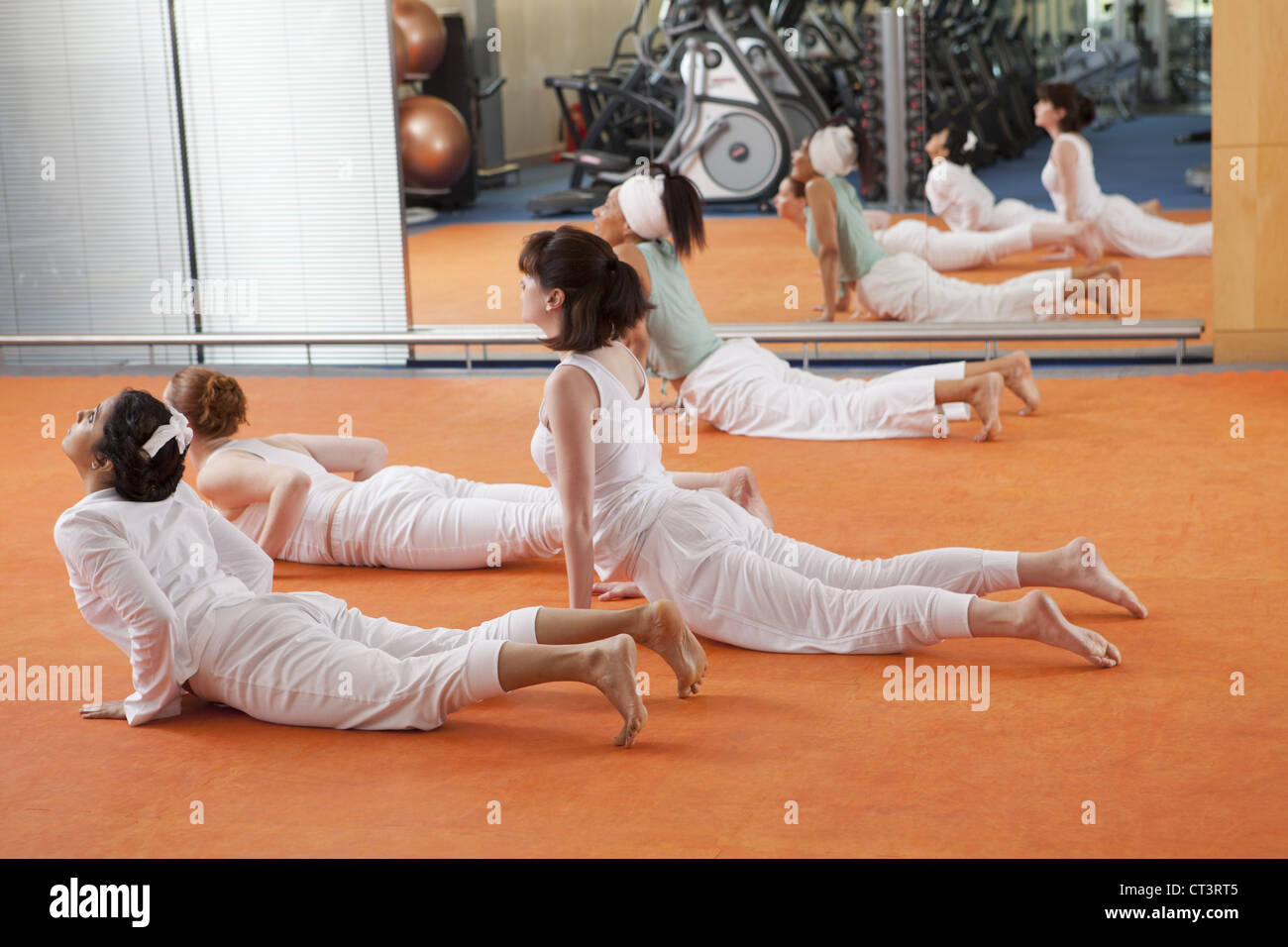Menschen Sie Yoga zu praktizieren gemeinsam in der Klasse Stockfoto