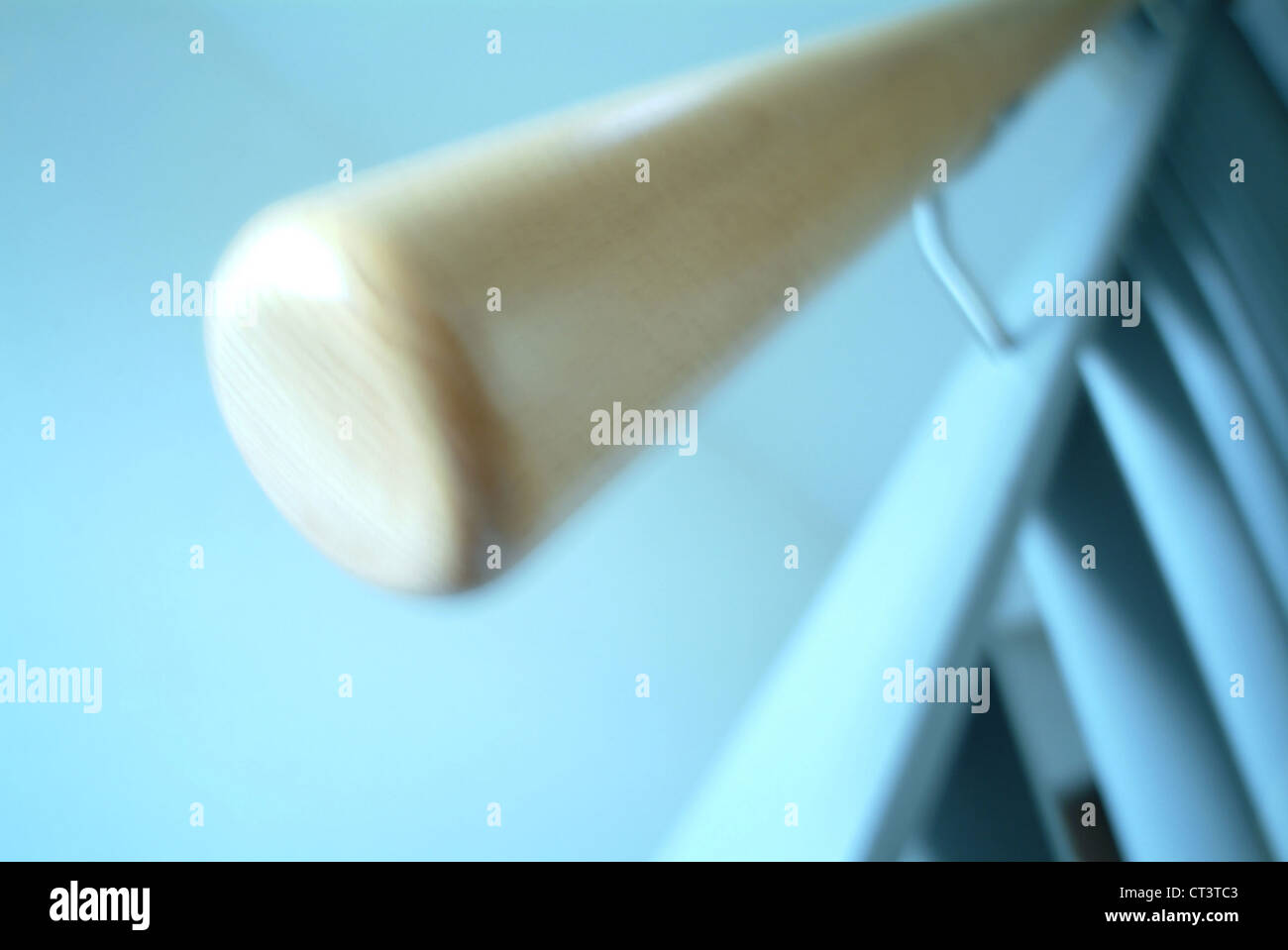 Holzgriff von einem schmalen Trepp lander Stockfoto