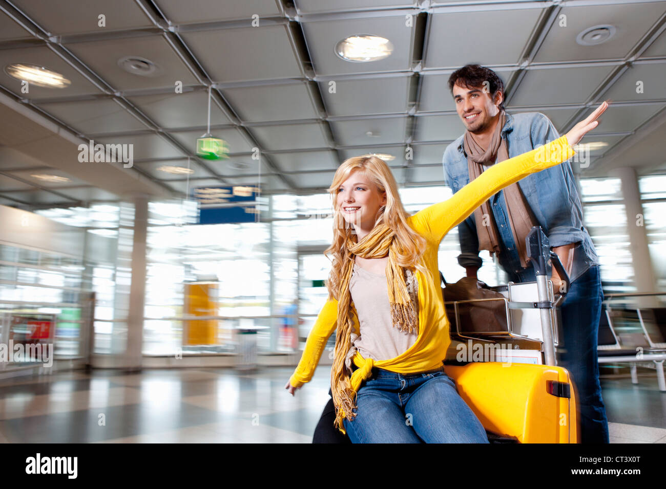 Paar mit Gepäck im Flughafen spielen Stockfoto