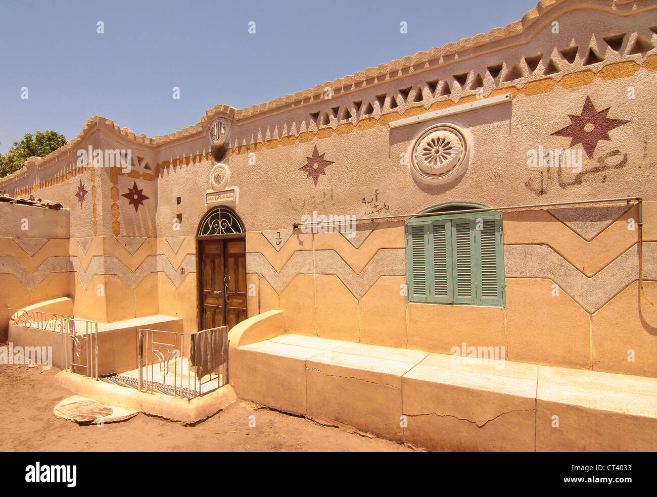 Nubische Gebäude im Dorf auf Elephantine Island in Assuan, Ägypten Stockfoto