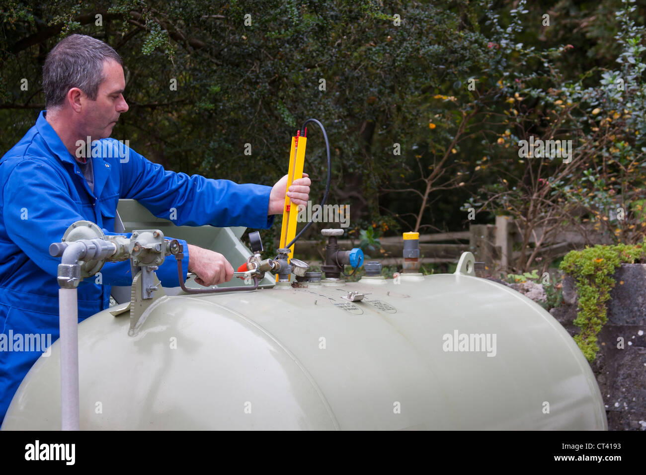 Gas-Ingenieur Tankdruck testen Stockfoto