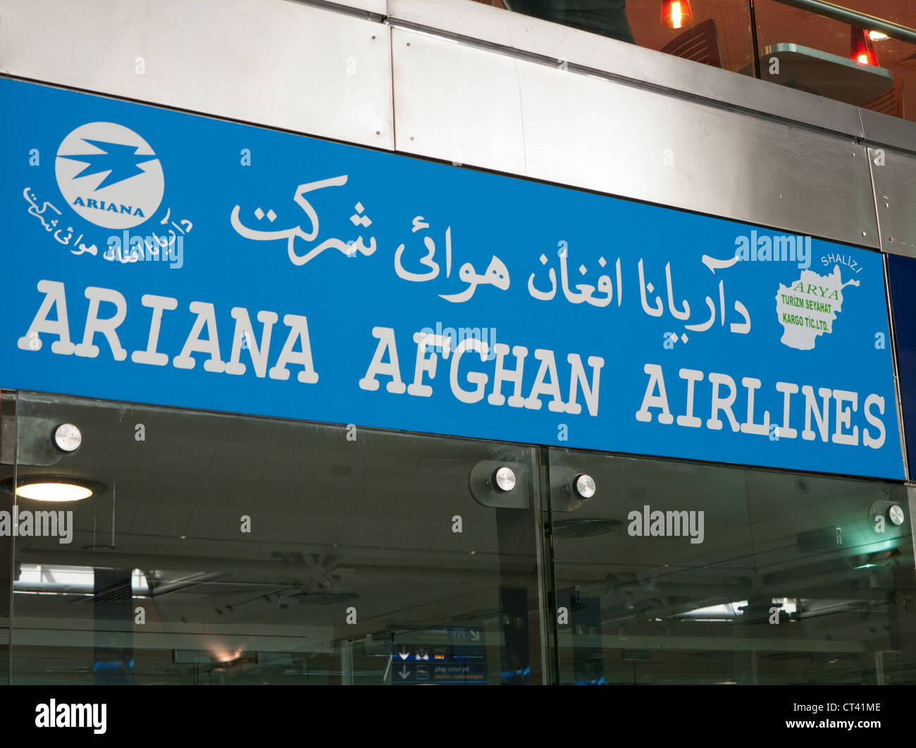 Ariana Afghan Airlines melden Sie auf einem Flughafen Stockfoto