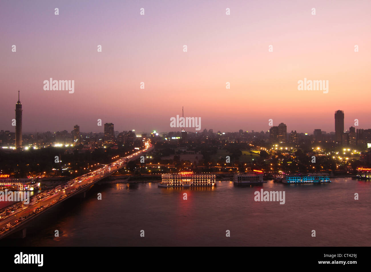 Cairo in der Dämmerung zeigt Nils und 6. Oktober Brücke Stockfoto