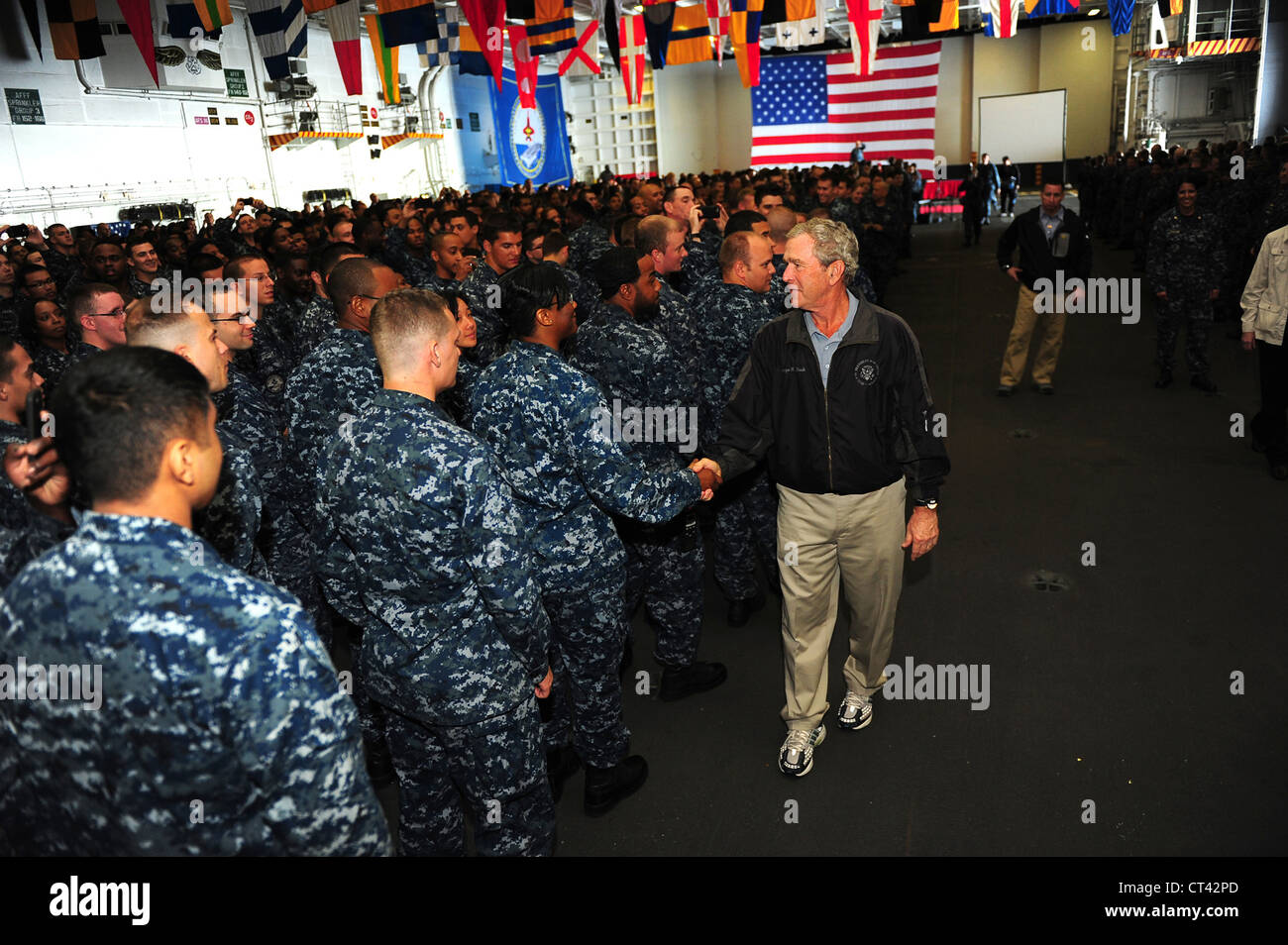 Der ehemalige Präsident George W. Bush schüttelt Hände mit Matrosen an Bord neueste Flugzeugträger der Navy, die USS George H.W. Bush während eines Besuchs in das Schiff 10. Juni 2012 im Atlantischen Ozean. Stockfoto