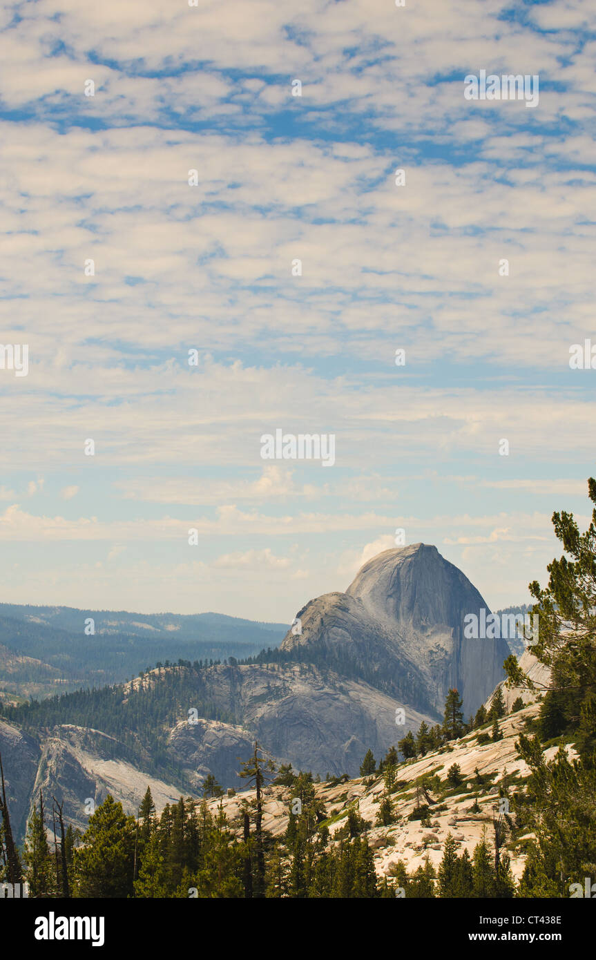 Blick auf den Berg Half Dome im Yosemite-Nationalpark nach Westen Stockfoto