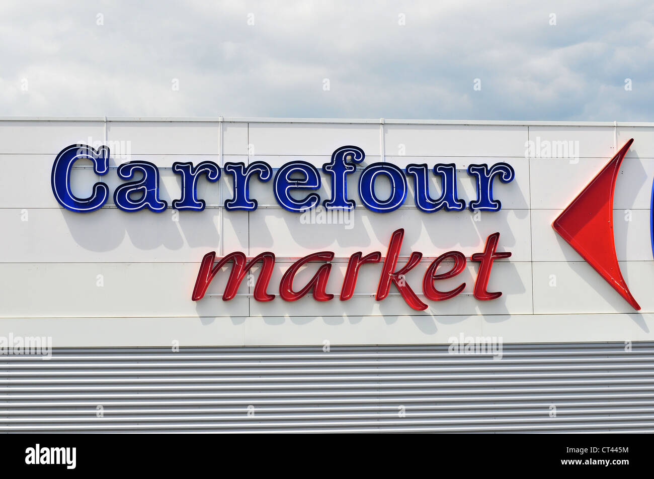 Zeichen für den französischen Supermarkt "Carrefour" Stockfoto