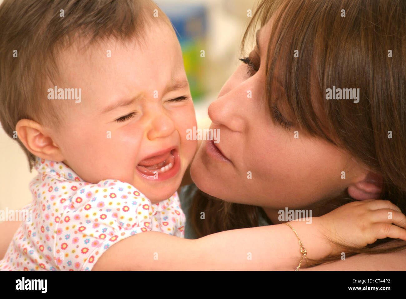 13 JAHRE ALTES BABY WEINT Stockfotografie Alamy