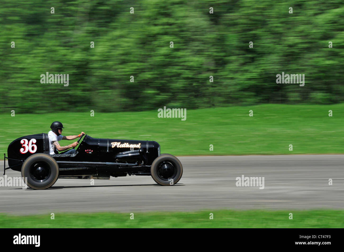 Hotrod Rennen. Bewegungsunschärfe auf Rädern und Hintergrund. Platz für Text auf dem Hintergrund. Stockfoto