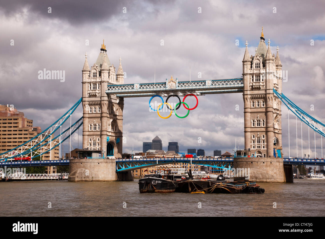 Tower Bridge, London, mit den Olympischen Ringen zeigt für die kommenden Spiele 2012 bereit. Stockfoto