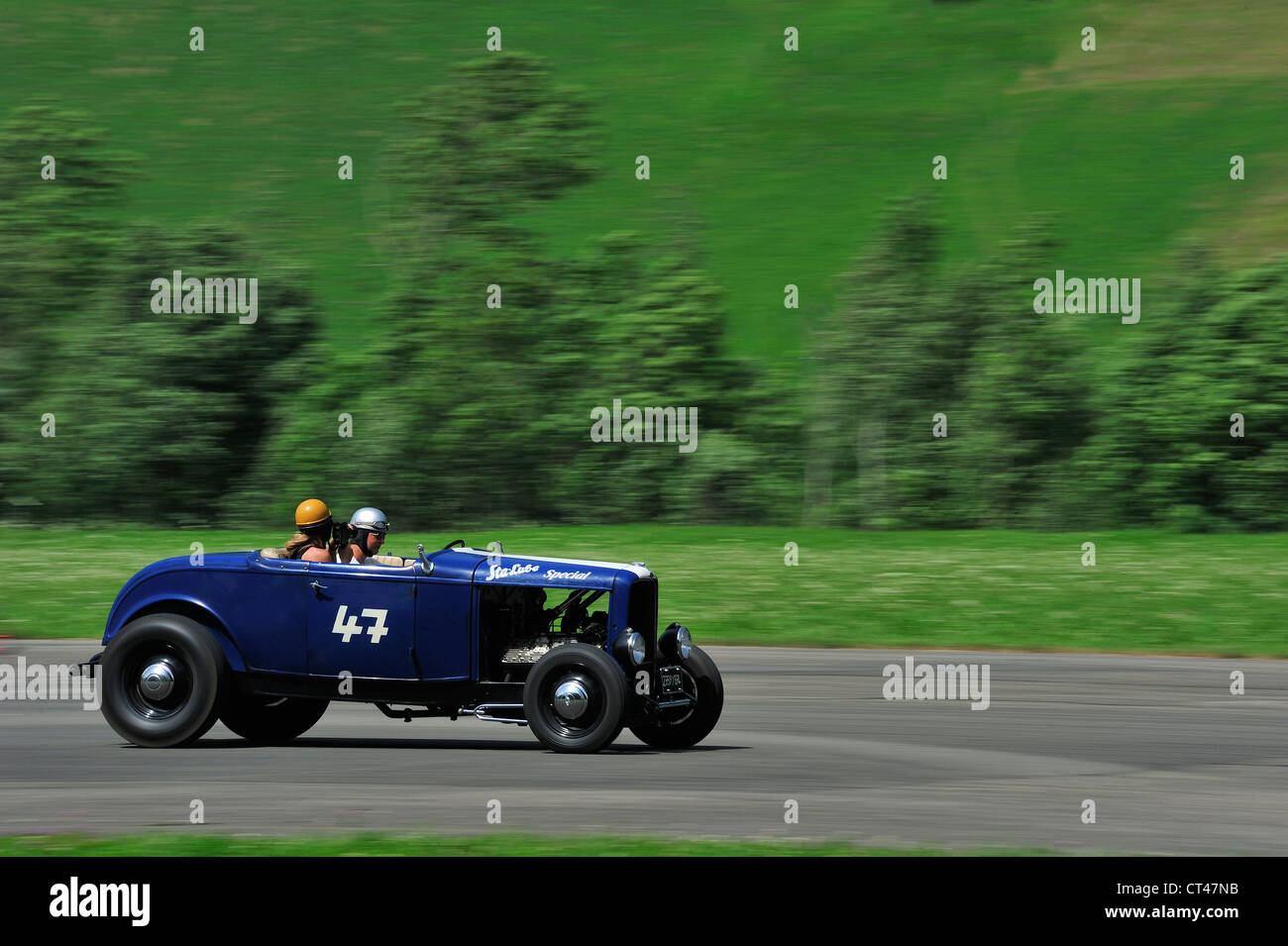 Ein Rennsport-Hotrod. Bewegungsunschärfe auf Rädern und Hintergrund Stockfoto