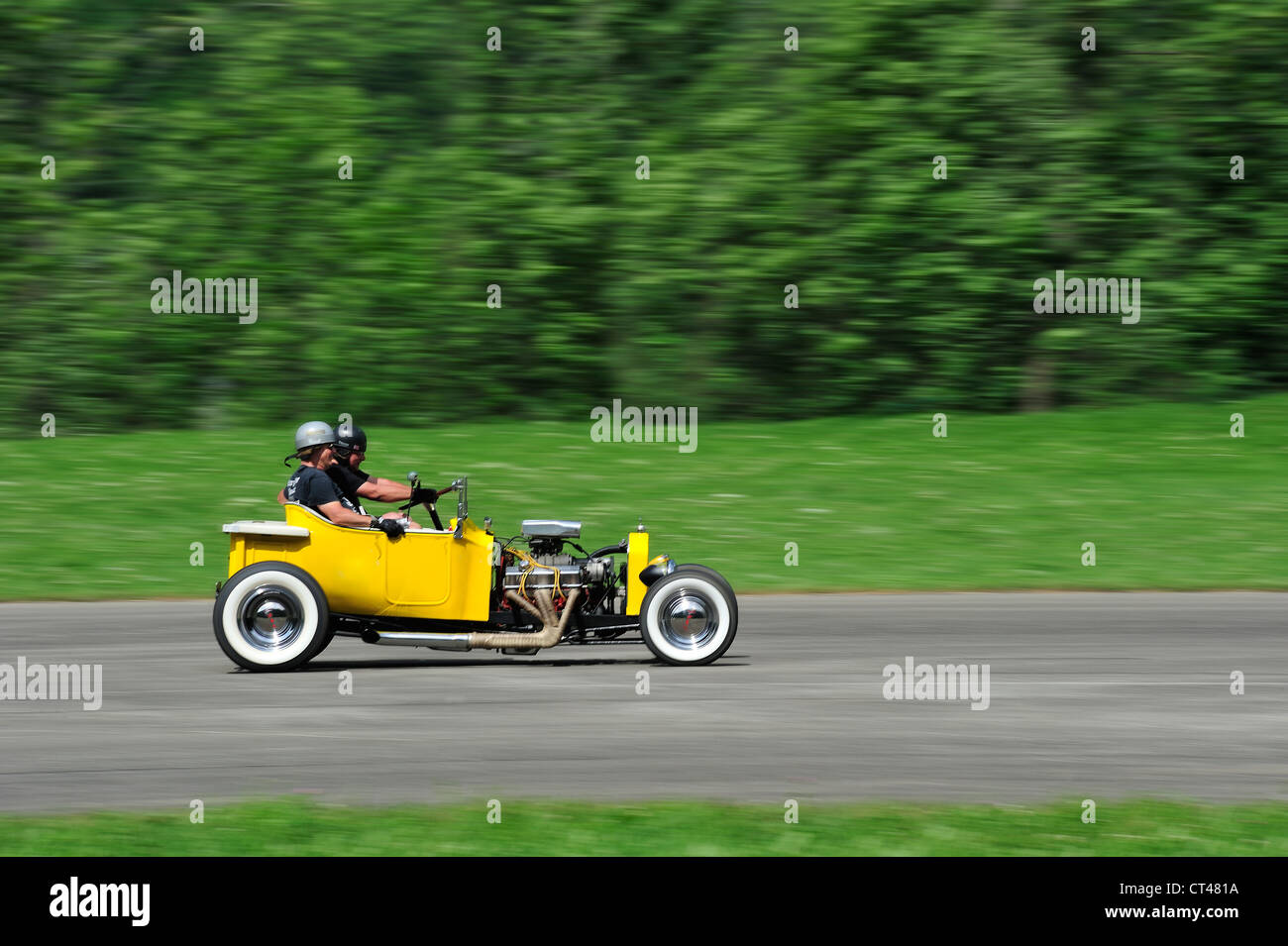 Hotrod in Aktion. Bewegungsunschärfe auf Rädern und Hintergrund Stockfoto