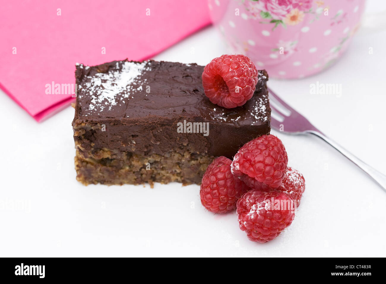 Ein Stück rohe Schokolade Tarte mit Himbeeren. Stockfoto