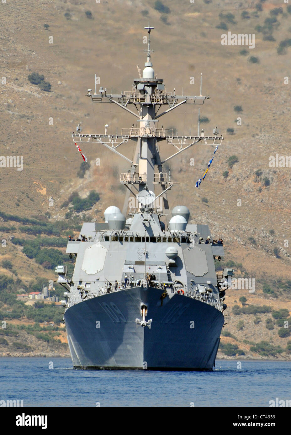 Der Lenkflugkörper-Zerstörer USS Jason Dunham (DDG 109) bereitet sich nach einem geplanten Hafenbesuch auf der griechischen Insel Kreta auf die Departarture vor. Jason Dunham ist in Norfolk, VA, heimisch und befindet sich derzeit in ihrem ersten Einsatz im Verantwortungsbereich der 6. US-Flotte. Stockfoto