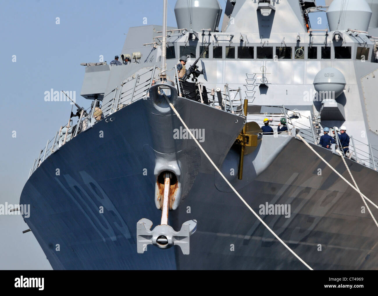 Die Besatzung des Lenkflugkörper-Zerstörers USS Jason Dunham (DDG 109) bereitet sich nach einem geplanten Hafenbesuch auf der griechischen Insel Kreta auf die Abteilung vor. Jason Dunham ist in Norfolk, VA, heimisch und befindet sich derzeit in ihrem ersten Einsatz im Verantwortungsbereich der 6. US-Flotte Stockfoto