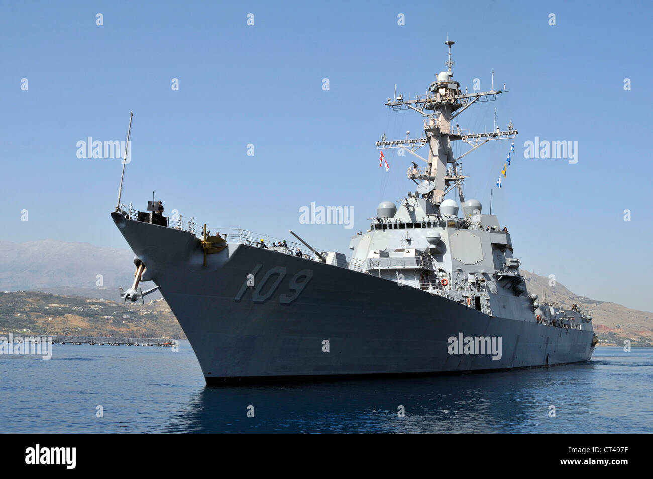 Der geführte Raketenzerstörer USS Jason Dunham (DDG 109) verlässt den Pier nach einem planmäßigen Hafenbesuch auf der griechischen Insel Kreta. Jason Dunham ist in Norfolk, VA, heimisch und befindet sich derzeit in ihrem ersten Einsatz im Verantwortungsbereich der 6. US-Flotte. Stockfoto