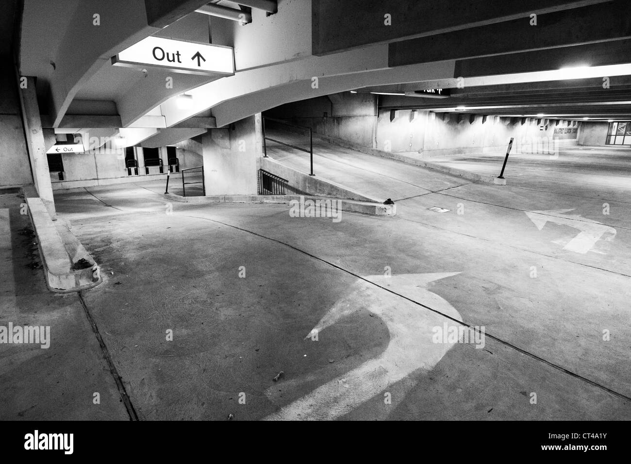 Parkplatz Garage Ausgang Rampe kontrastreiche schwarz / weiß Stockfoto