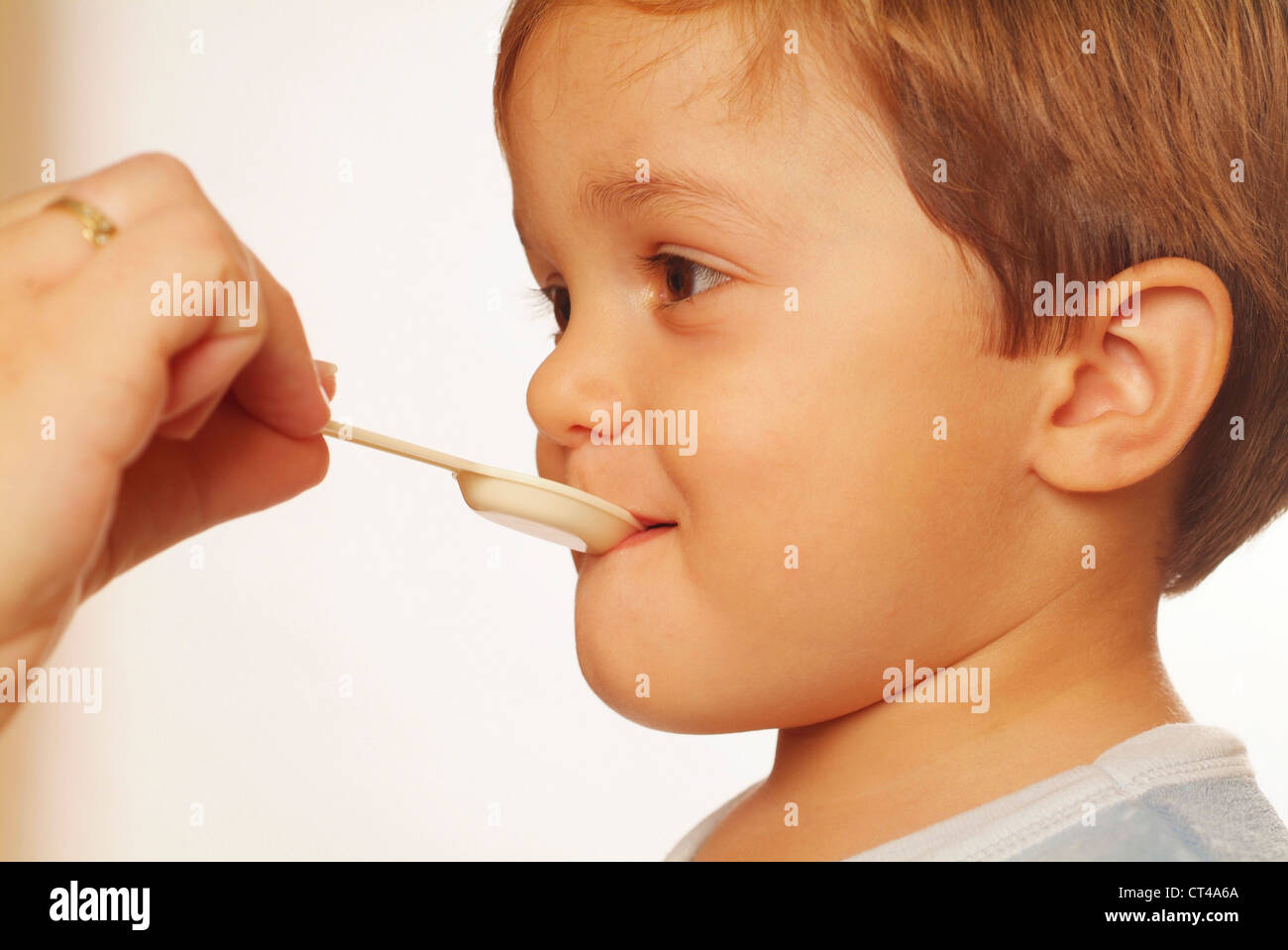 KIND EINNAHME VON MEDIKAMENTEN Stockfoto