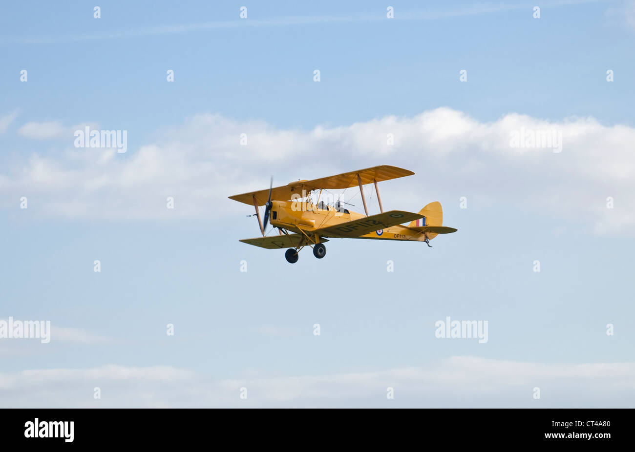 Tiger Moth Doppeldecker Flug an das Imperial War Museum Duxford Flugplatz, Cambridgeshire Stockfoto