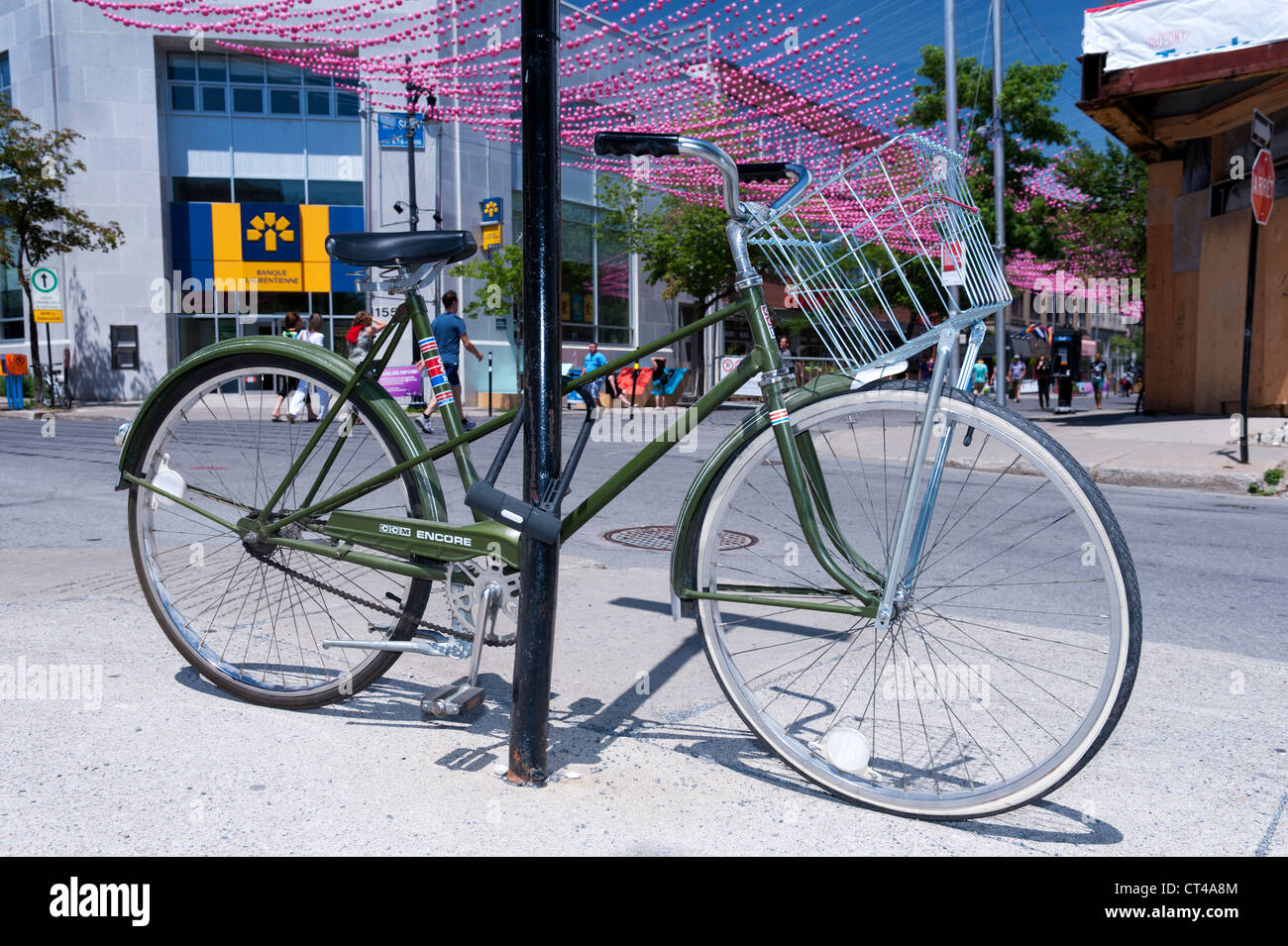 Grünen Fahrrad gesperrt, um einen Beitrag im Gay Village, Montreal, Québec, Kanada. Stockfoto