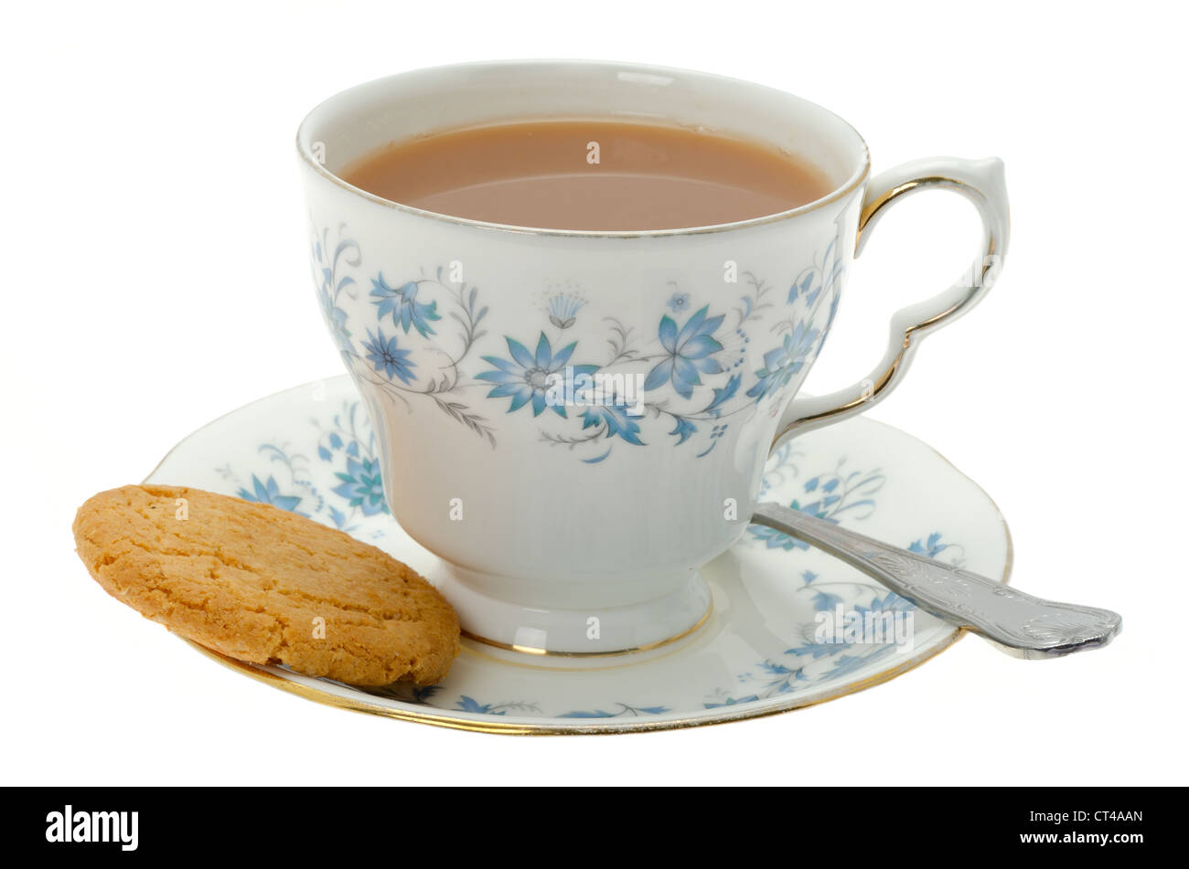 Eine Tasse heißen Tee serviert in einem kunstvoll gemusterten Tasse und Untertasse mit einem Keks - Studio gedreht. Stockfoto