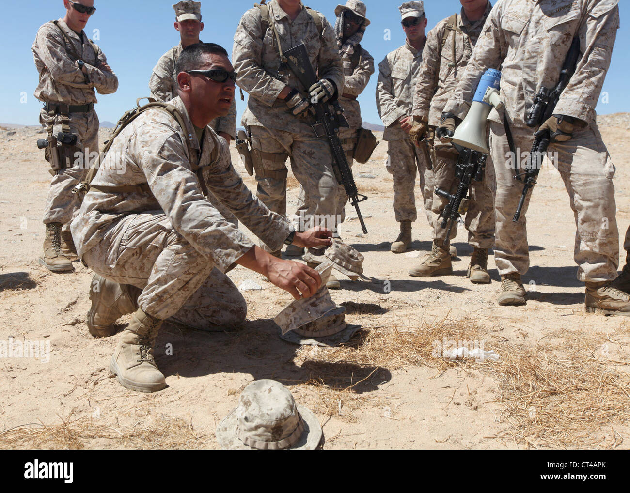 Capt. Adrian Gutierrez, der Kommandant der Alpha Company mit dem 1. Strafverfolgungsbataillon, I Marine Expeditionary Force, verwendet Deckblätter, um seinen Marines die richtige Streuung für Patrouillen während der groß angelegten Übung zu demonstrieren-1, Javelin Thrust 2012, 7. Juli. Javelin Thrust ist eine jährliche groß angelegte Übung mit 1. Marine Expeditionary Brigade am Marine Corps Air Ground Combat Centre Twentynine Palms, Kalifornien, die aktiven und Reserve Marines und Matrosen aus 38 verschiedenen Staaten ermöglicht, zusammen als nahtlose Marine Air Ground Task Force zu trainieren. Stockfoto